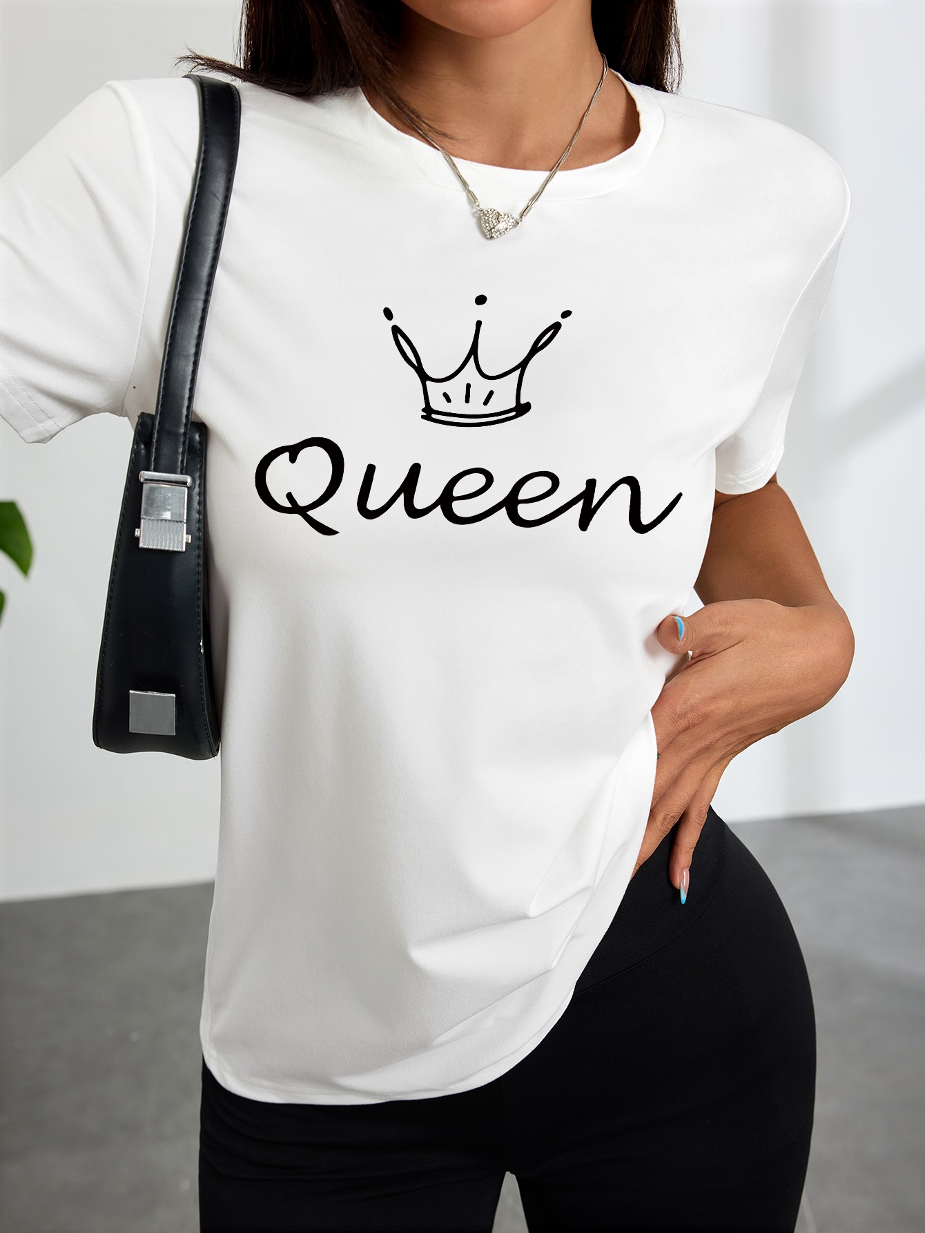 Queen Street Fashion - เสื้อยืดสีขาวสำหรับผู้หญิง ลายพิมพ์มงกุฎราชินี เหมาะสำหรับการออกไปเที่ยวแบบสบายๆ และแฟชั่นสตรีทสไตล์ฮาราจูกุ เสื้อแขนสั้นสวยงาม